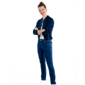 Frau lacht während sie Real Pockets Jeans trägt mit Smartphone in der Hosentasche