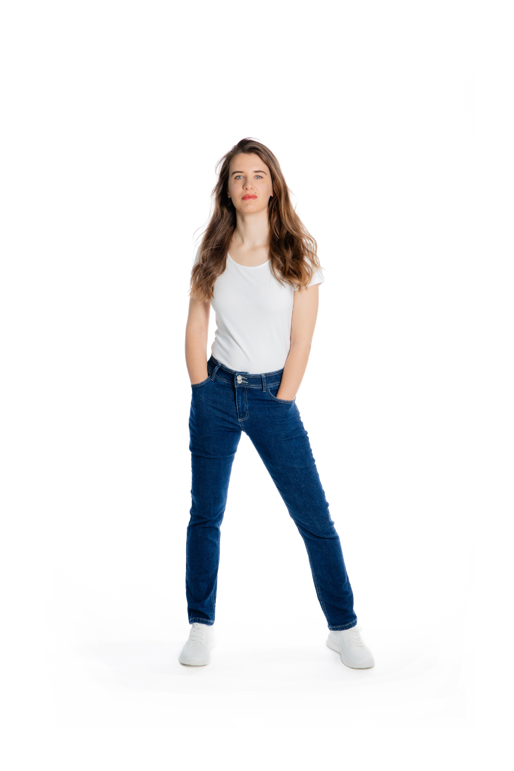 Frau trägt Real Pockets Jeans und hat die Hände tief in der Hosentasche