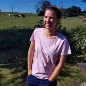Frau mit Real-Pockets-Tshirt Rose