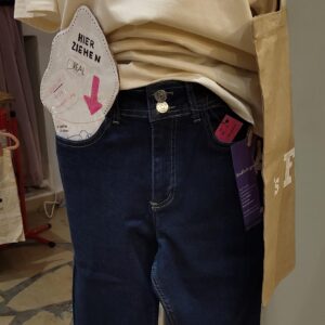 Real Pockets Jeans an Puppe mit Taschen-Einstecker
